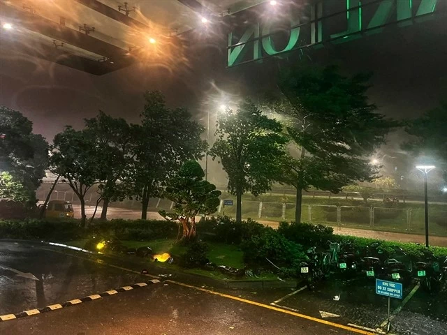 Heavy rain and strong winds, triggered by typhoon Yagi when it makes landfall on Hà Nội at 8:05pm in Trần Phú Ward, Hoàng Mai District.— VNA/VNS Photo