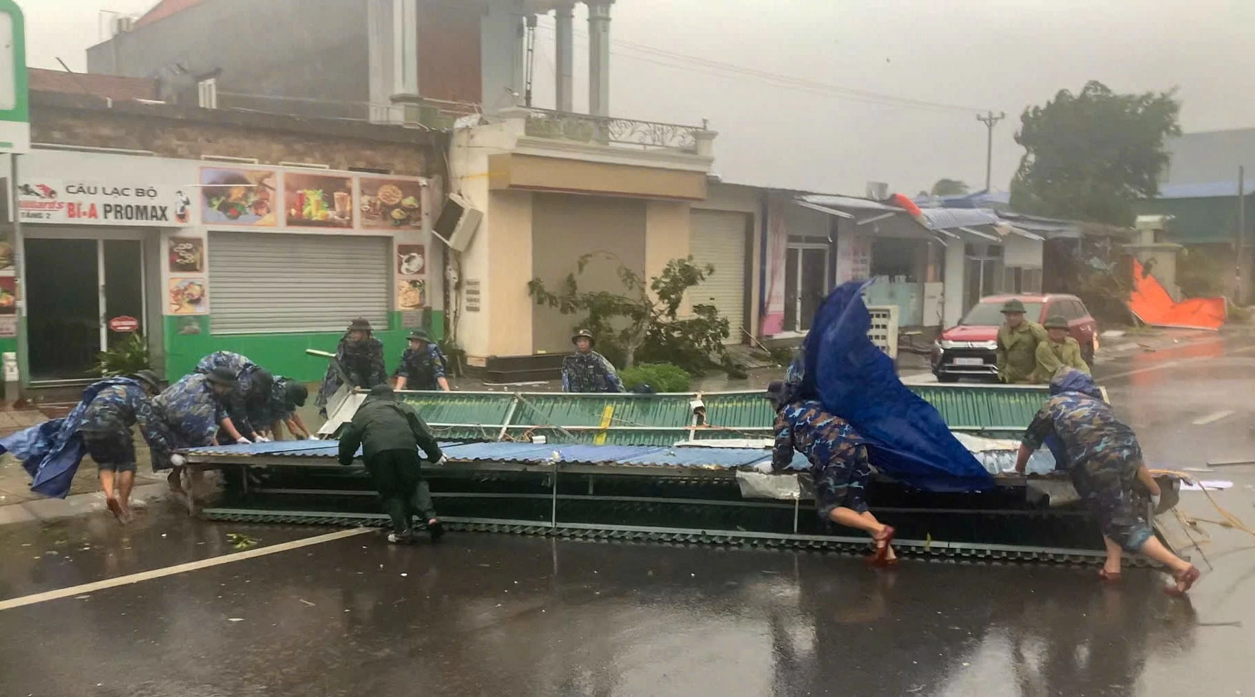 Lực lượng Hải quân hỗ trợ hàng chục ngư dân gặp bão về bờ an toàn Lực lượng Hải quân hỗ trợ hàng chục ngư dân gặp bão về bờ an toàn