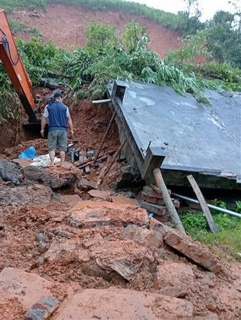 A landslide buries a house, resulting in four deaths and one injury in Tan Minh village, Da Bac district, Hoa Binh province. (Photo: VNA)