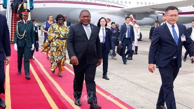 Mozambican President arrives in Hanoi, beginning official visit to Vietnam