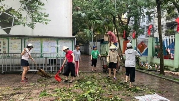 Hà Nội triển khai các biện pháp khắc phục, giải tỏa cây xanh gãy đổ sau cơn bão số 3