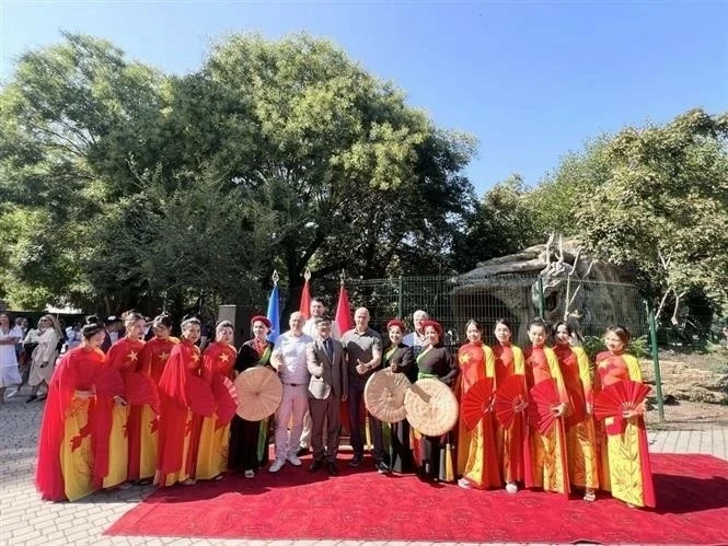 At the inauguration ceremony of the space dedicated to Vietnam, called “Goc Vietnam (Vietnamese corner)” in Odessa, Ukraine.