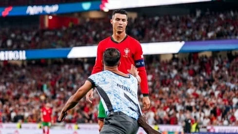 Thêm 1 CĐV quá khích ‘phá vòng vây’ vì Ronaldo