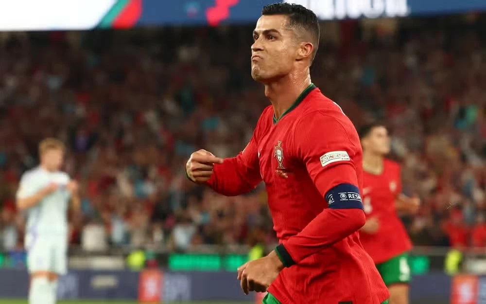 Ronaldo đạt cột mốc ghi bàn vô tiền khoáng hậu