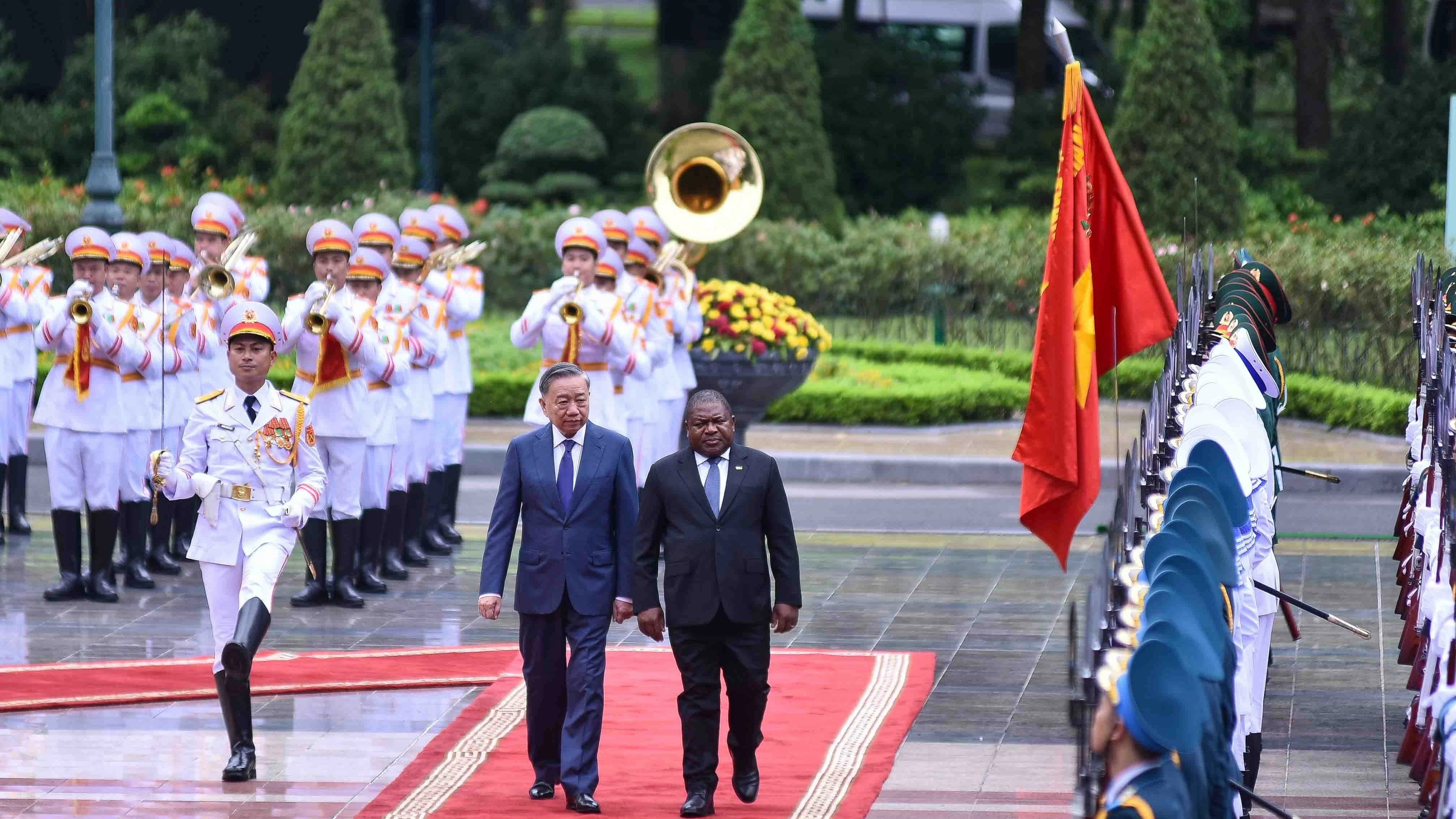 Welcome ceremony held for Mozambican President Filipe Jacinto Nyusi in Hanoi