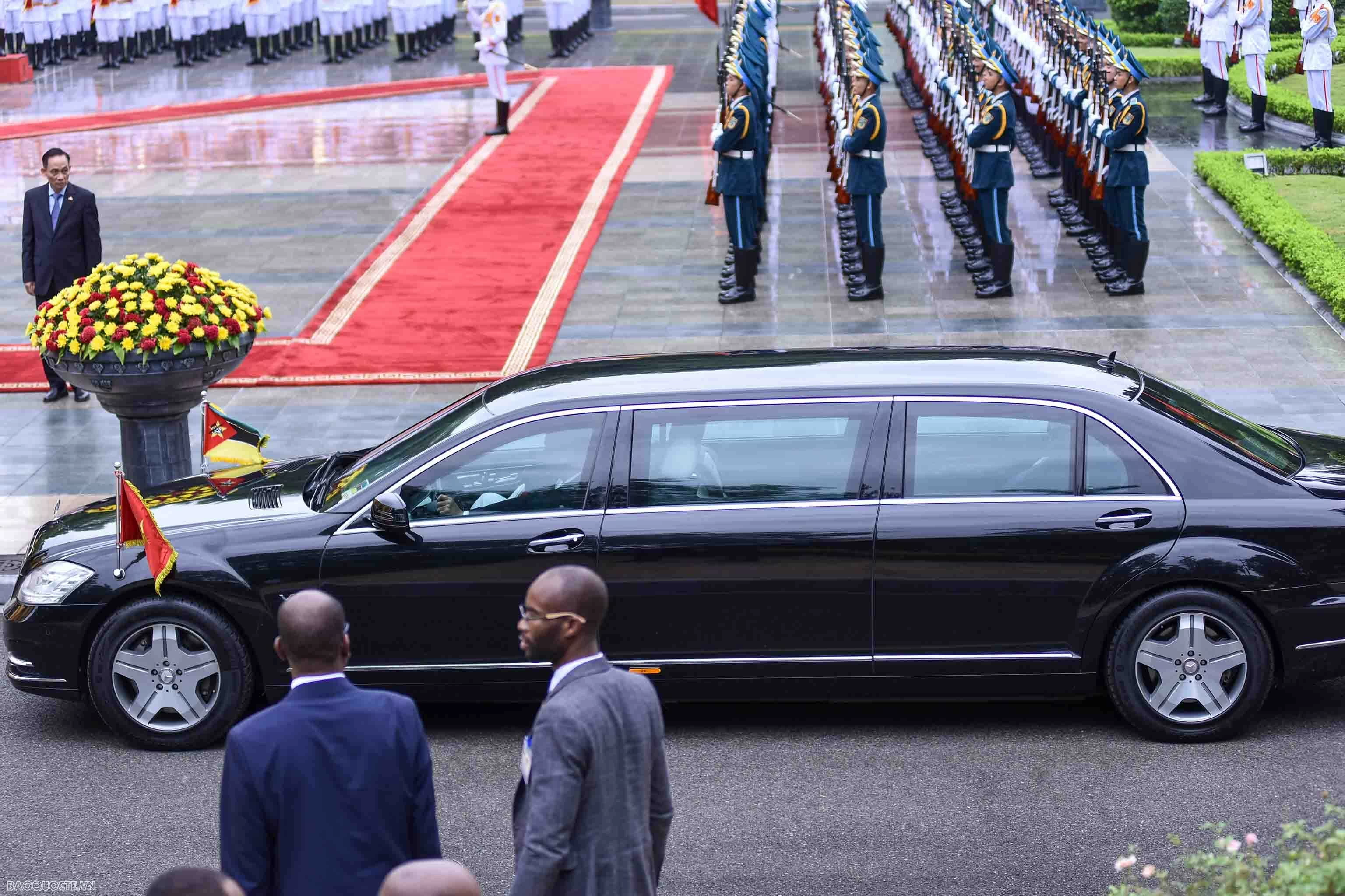 Welcome ceremony held for Mozambican President Filipe Jacinto Nyusi in Hanoi