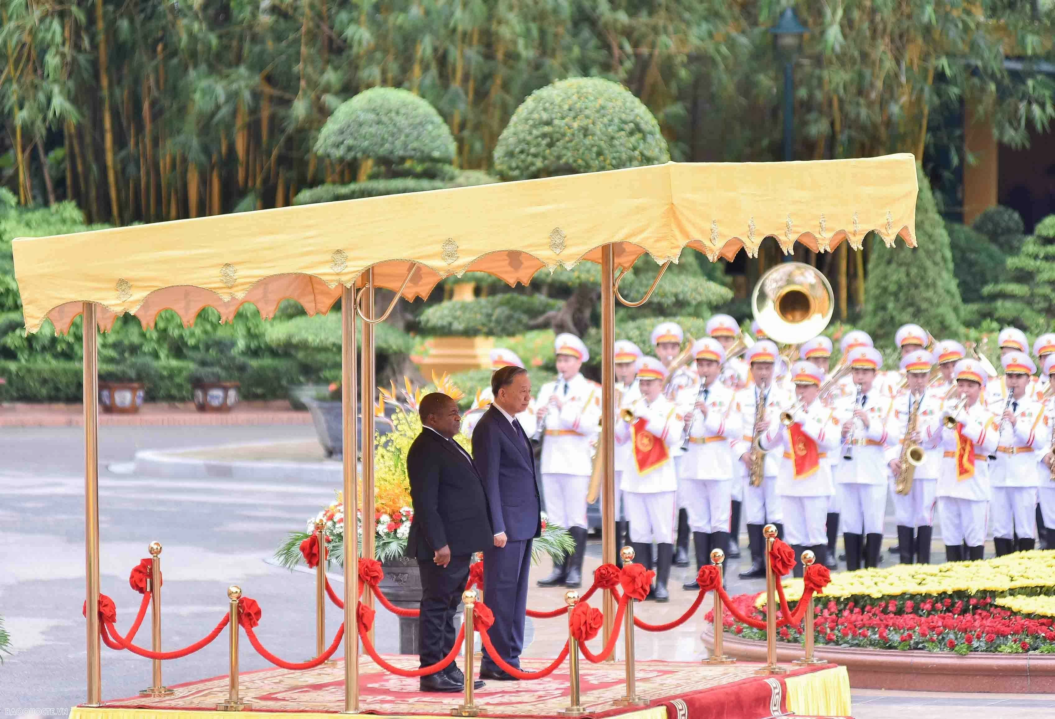 Welcome ceremony held for Mozambican President Filipe Jacinto Nyusi in Hanoi