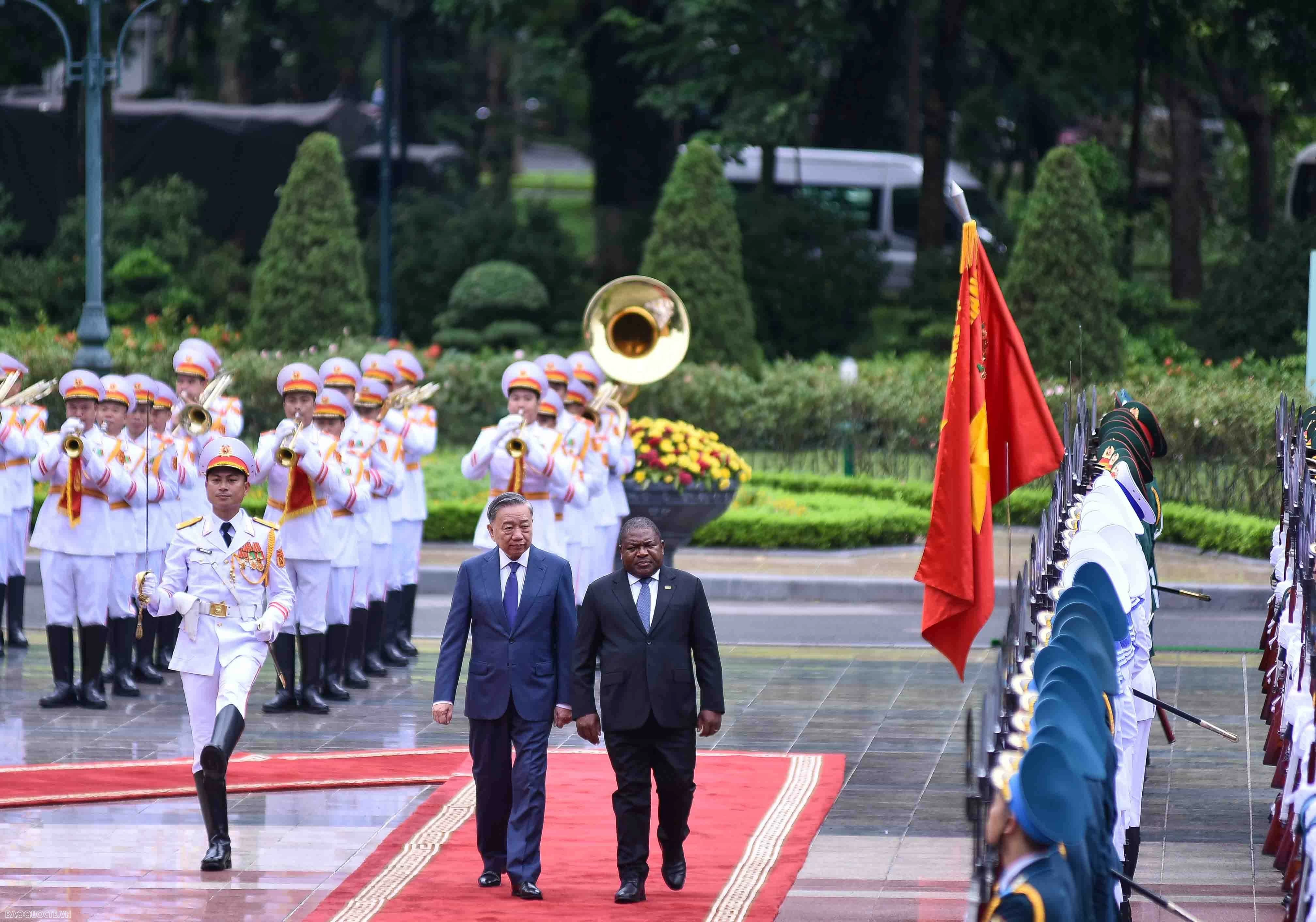 Tổng Bí thư, Chủ tịch nước Tô Lâm mời Tổng thống Mozambique duyệt đội danh dự.