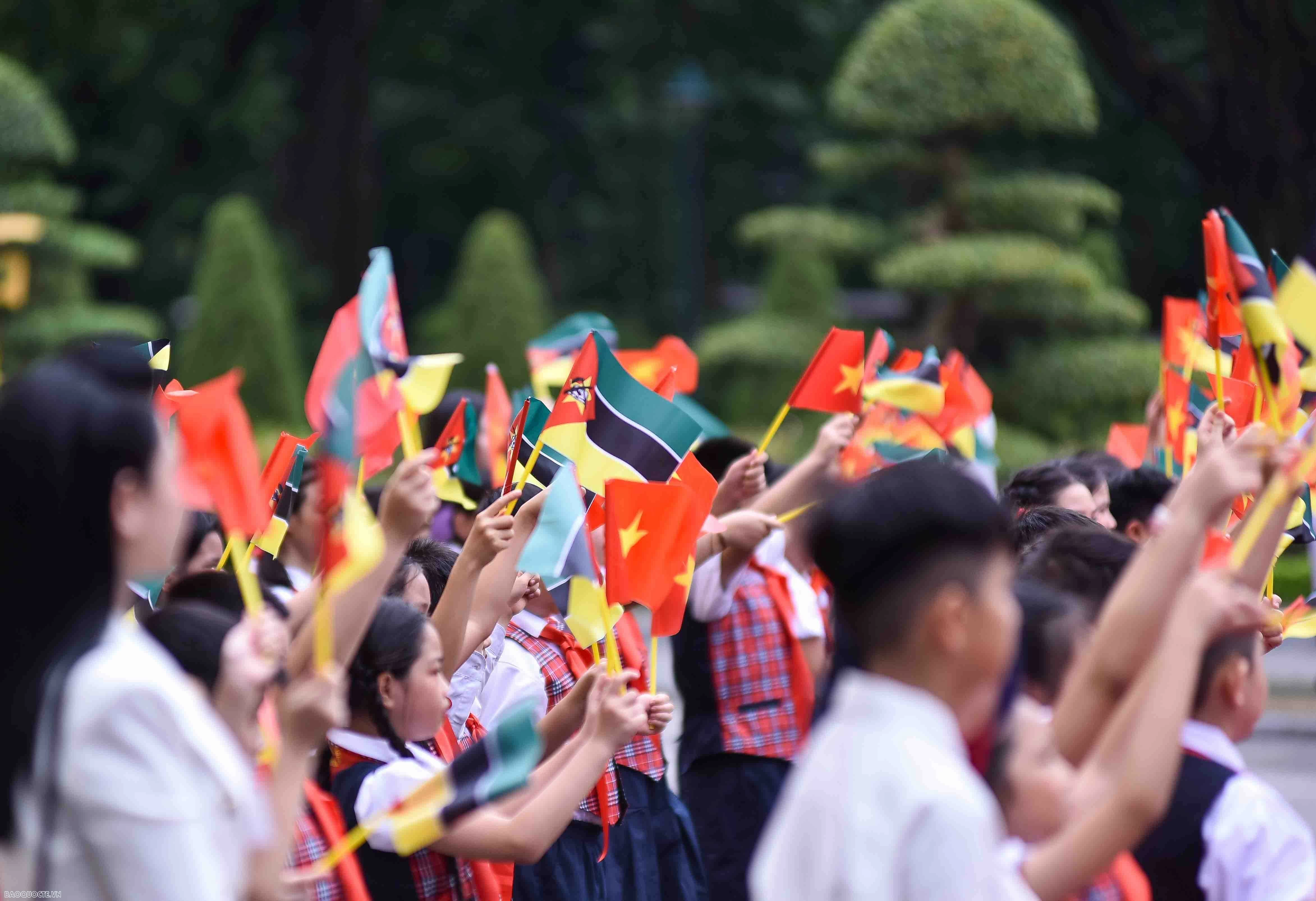 Welcome ceremony held for Mozambican President Filipe Jacinto Nyusi in Hanoi