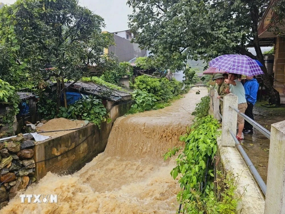 Lũ lụt ở miền Bắc: Hàng nghìn người chạy lũ trong đêm