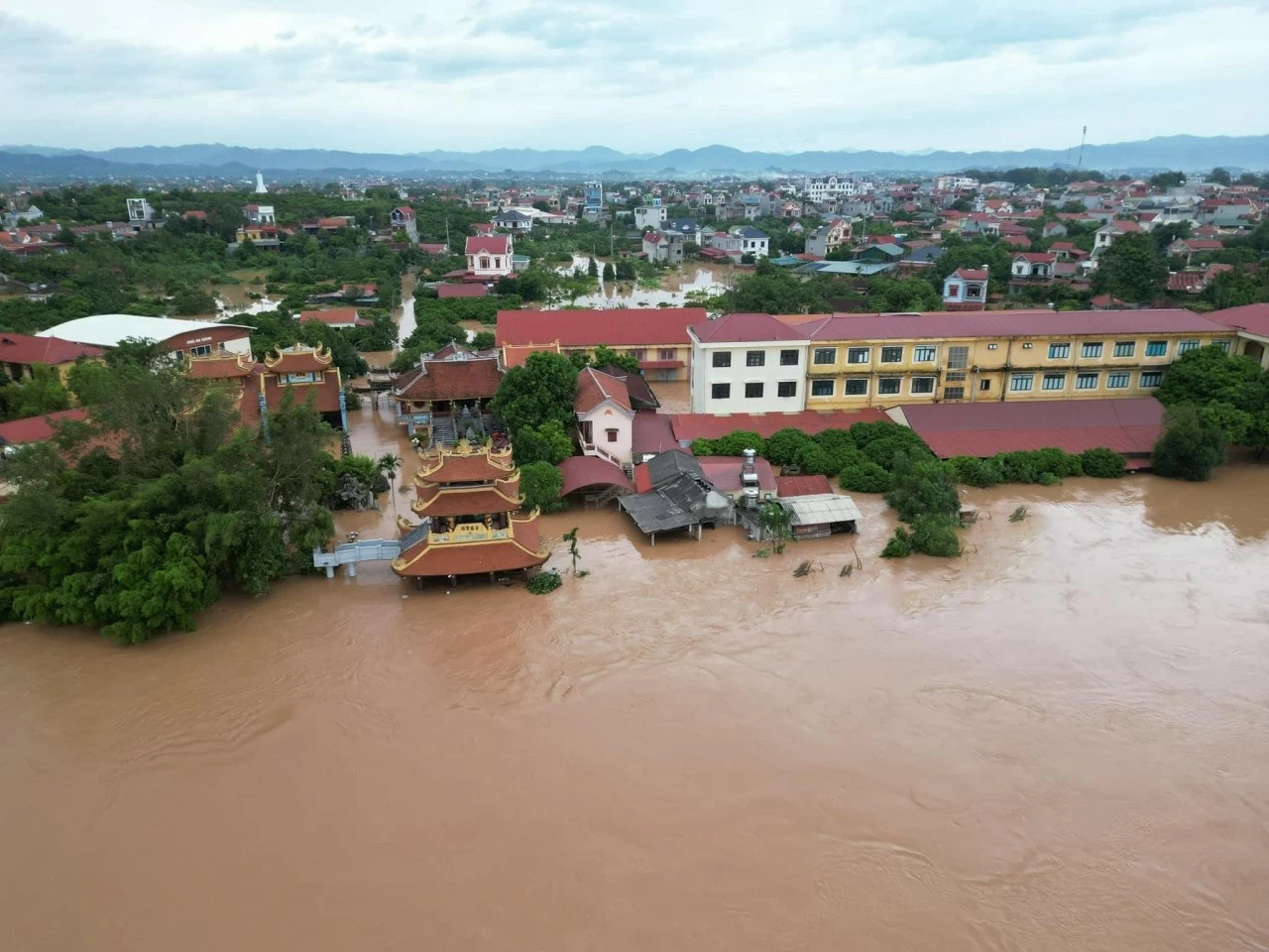 Lũ lụt ở miền Bắc: Hàng nghìn người chạy lũ trong đêm