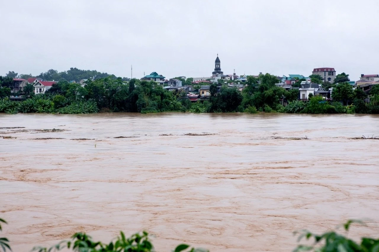 Hiện nay, trên sông Hồng chảy qua Yên Bái lũ đang lên nhanh, mực nước lúc 21h ngày 8/9 là 32,98m (trên báo động 3).