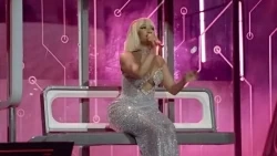 Biểu diễn tại Mỹ, nữ ca sĩ Nicki Minaj diện trang phục lấp lánh của nhà thiết kế Việt