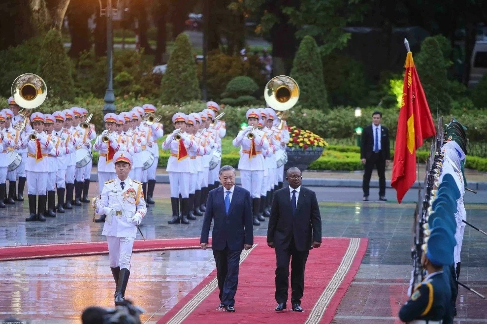 Lễ đón chính thức Tổng thống Guinea-Bissau Umaro Sissoco Embalo. (Ảnh: Nguyễn Hồng)