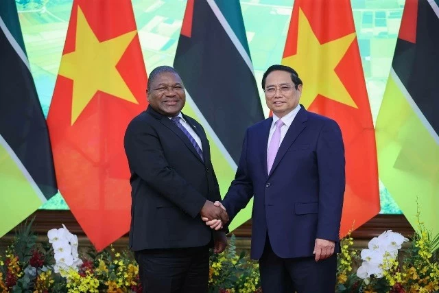 PM Pham Minh Chinh meets with Mozambican President Filipe Jacinto Nyusi in Hanoi