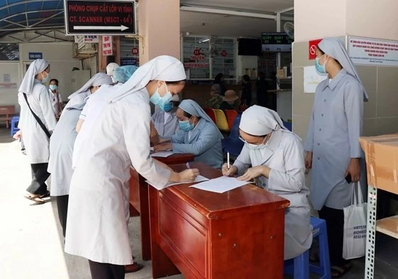Các nữ tu Công giáo tham gia hỗ trợ lực lượng tuyến đầu chống dịch đăng ký tiêm vaccine phòng COVID-19 tại Bệnh viện quận 11, TP. Hồ Chí Minh. (Nguồn: Ban Tôn giáo Chính phủ)