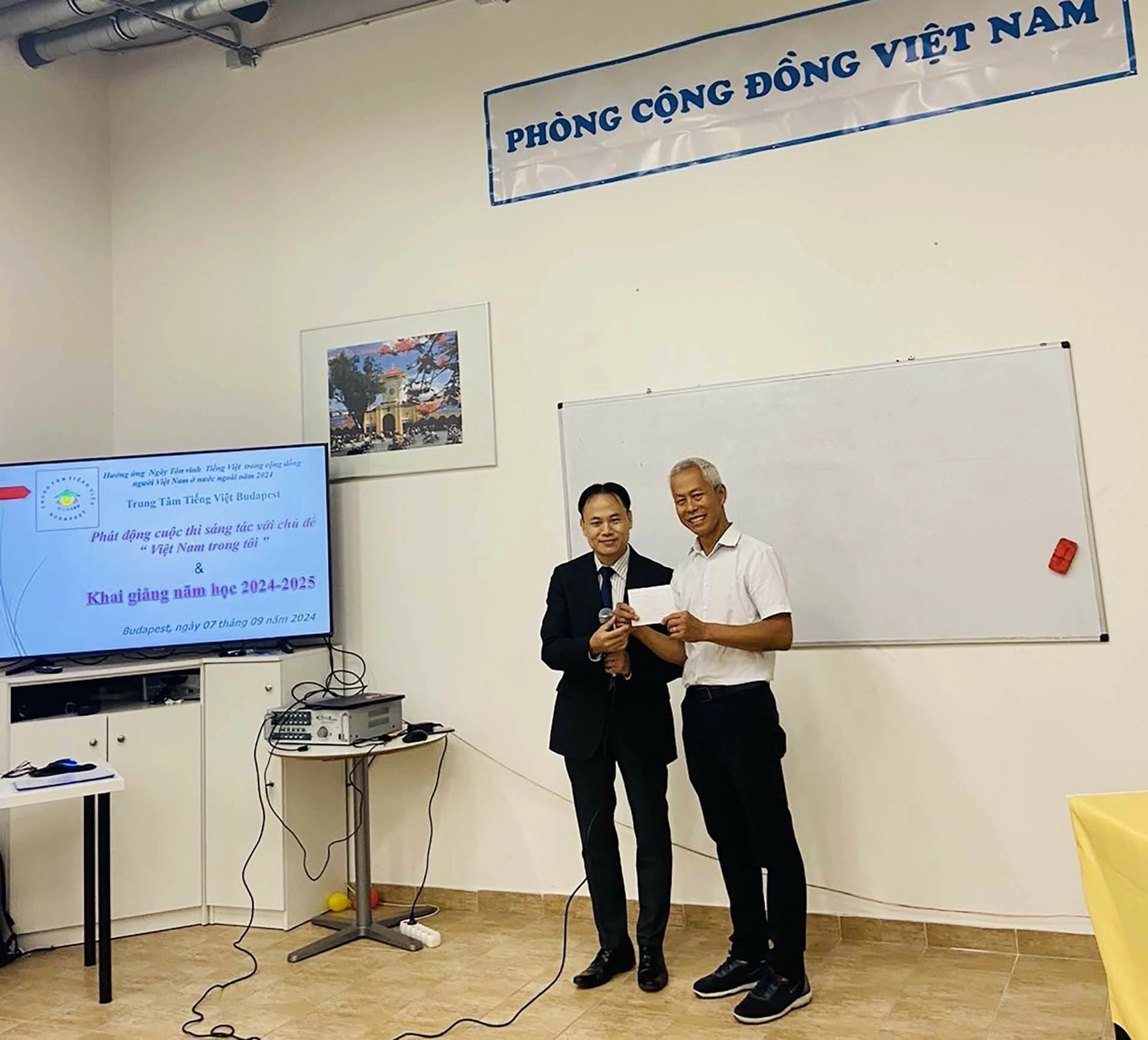 Phát động cuộc thi sáng tác với chủ đề ‘Việt Nam trong tôi!’ tại Hungary Phát động cuộc thi sáng tác với chủ đề ‘Việt Nam trong tôi!’ tại Hungary