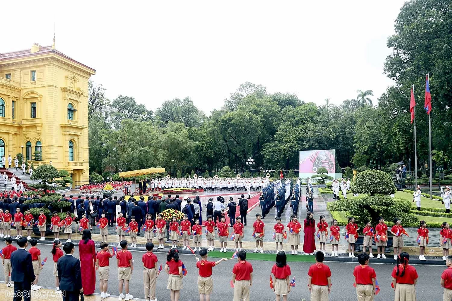 Việt Nam bắn 21 phát đại bác chào mừng Tổng Bí thư, Chủ tịch nước Lào Thongloun Việt Nam bắn 21 phát đại bác chào mừng Tổng Bí thư, Chủ tịch nước Lào