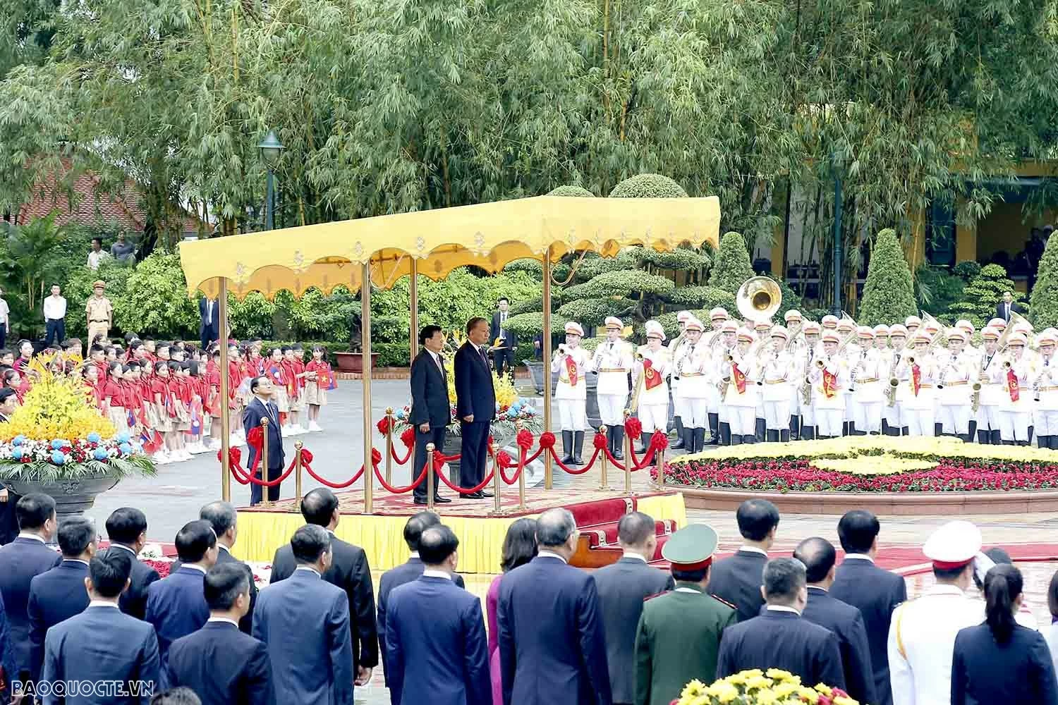 Việt Nam bắn 21 phát đại bác chào mừng Tổng Bí thư, Chủ tịch nước Lào Thongloun Việt Nam bắn 21 phát đại bác chào mừng Tổng Bí thư, Chủ tịch nước Lào