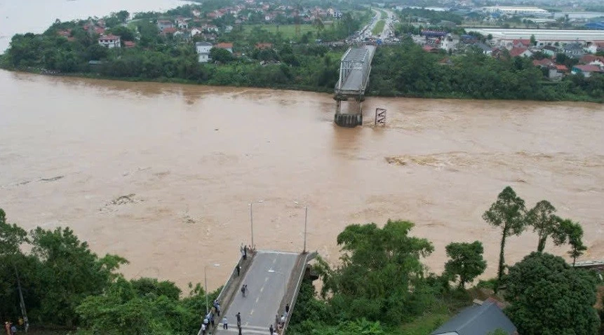 Cập nhật thông tin vụ sập cầu Phong Châu: Nỗ lực tìm các nạn nhân mất tích; khẩn trương lắp đặt cầu phao