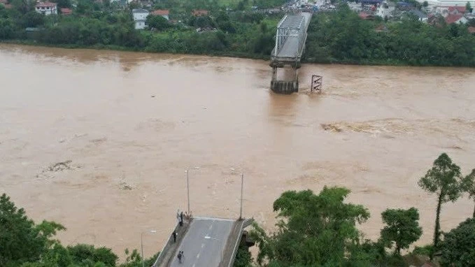 Cập nhật thông tin vụ sập cầu Phong Châu: Nỗ lực tìm các nạn nhân mất tích; khẩn trương lắp đặt cầu phao