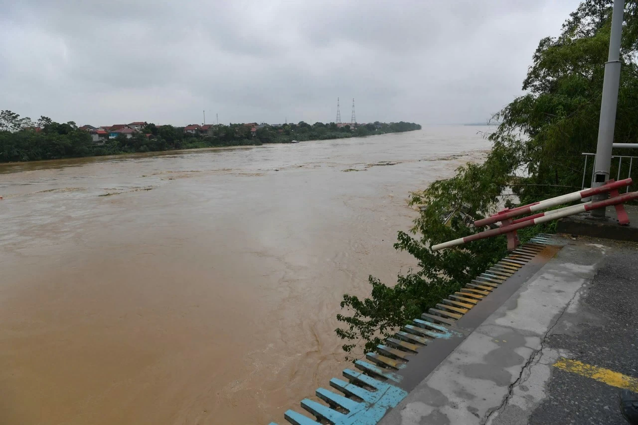 Quân khu 2 tổ chức đội công binh lắp cầu ở Phong Châu