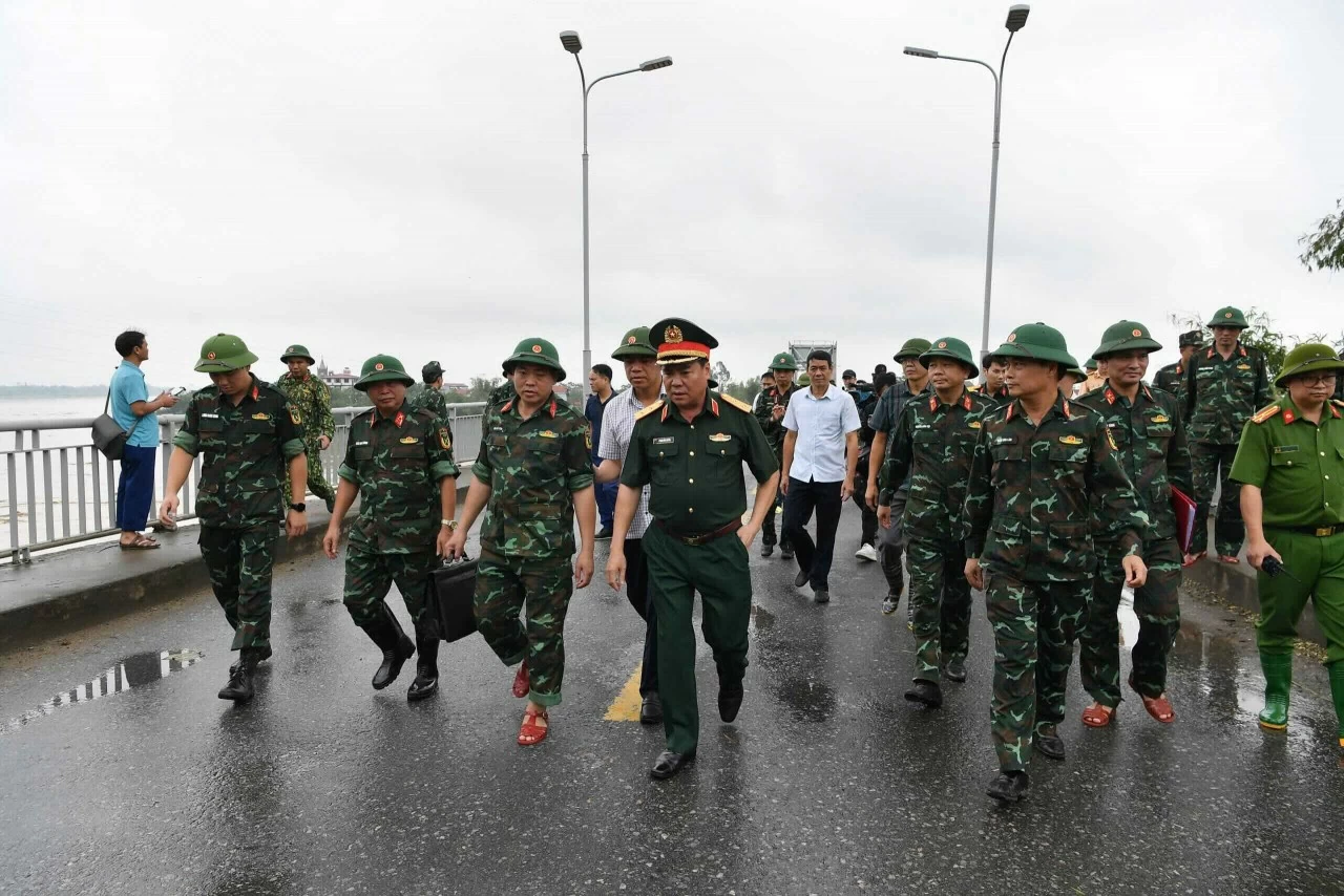 Quân khu 2 tổ chức đội công binh lắp cầu ở Phong Châu