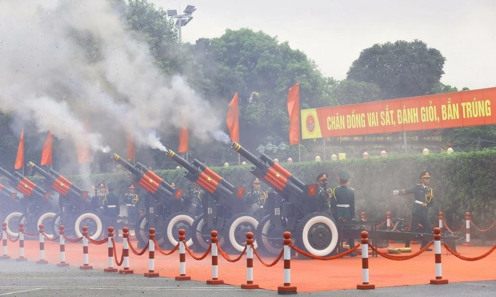Việt Nam bắn 21 phát đại bác chào mừng Tổng Bí thư, Chủ tịch nước Lào Thongloun Việt Nam bắn 21 phát đại bác chào mừng Tổng Bí thư, Chủ tịch nước Lào Thongloun
