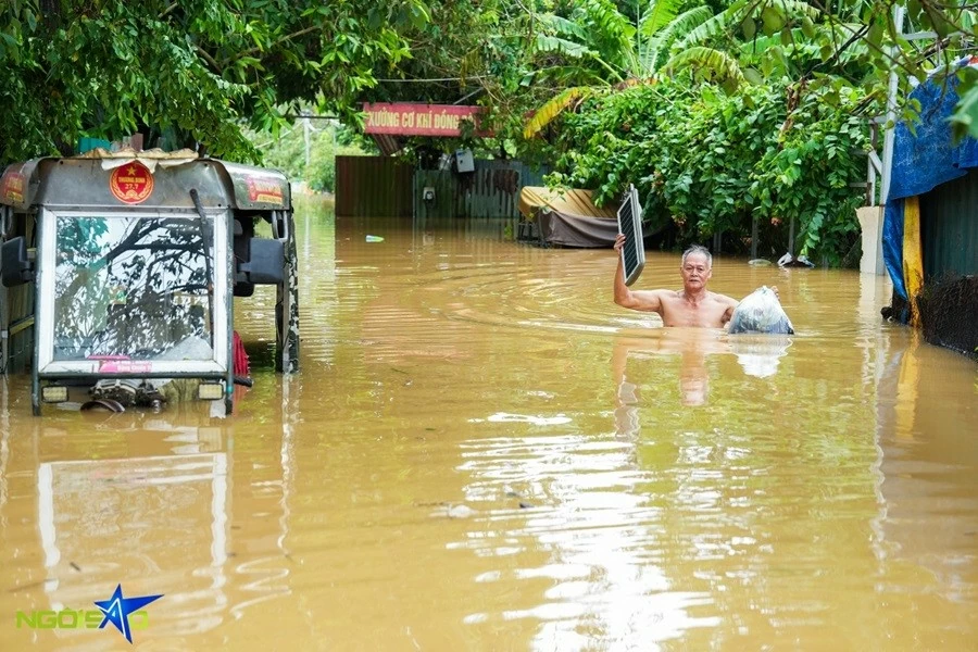 Hình ảnh khẩn trương sơ tán người Hà Nội và tài sản khu vực nước sông Hồng dâng cao