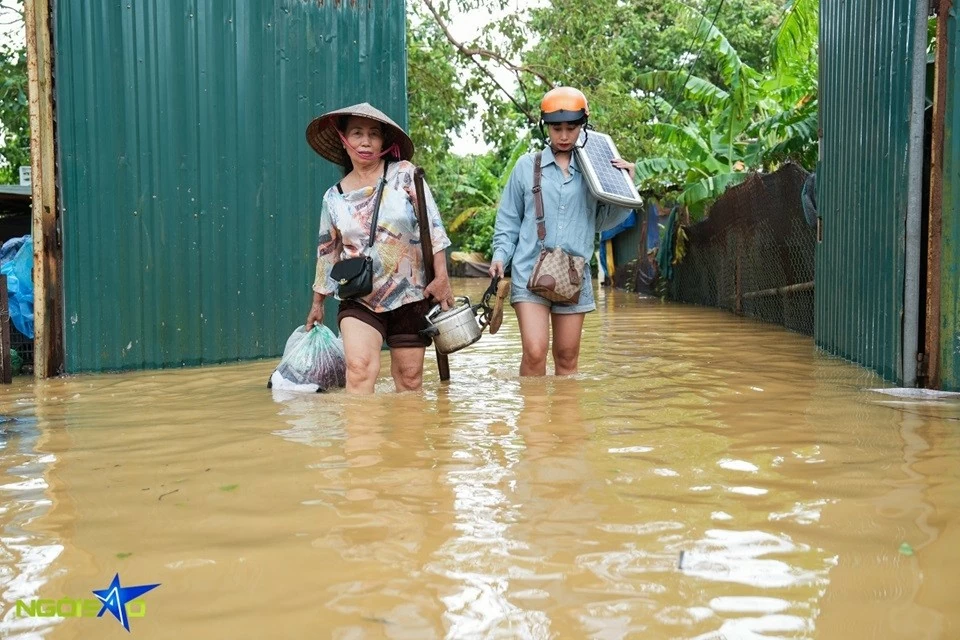 Hình ảnh khẩn trương sơ tán người Hà Nội và tài sản khu vực nước sông Hồng dâng cao