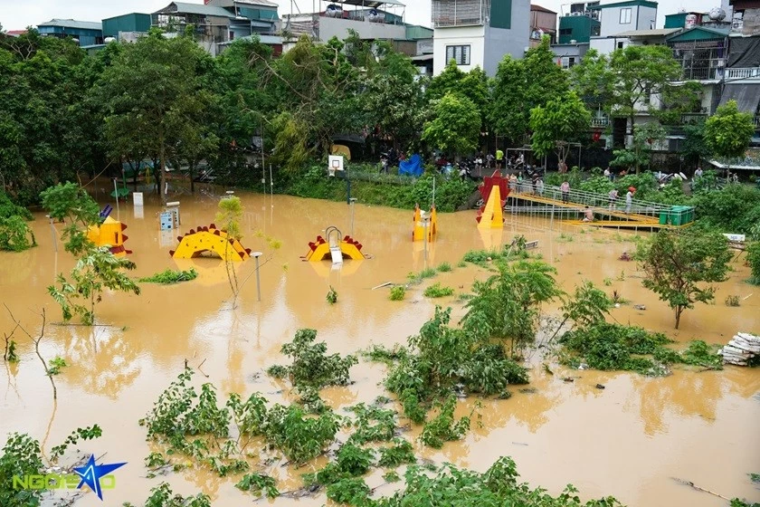 Hình ảnh khẩn trương sơ tán người Hà Nội và tài sản khu vực nước sông Hồng dâng cao