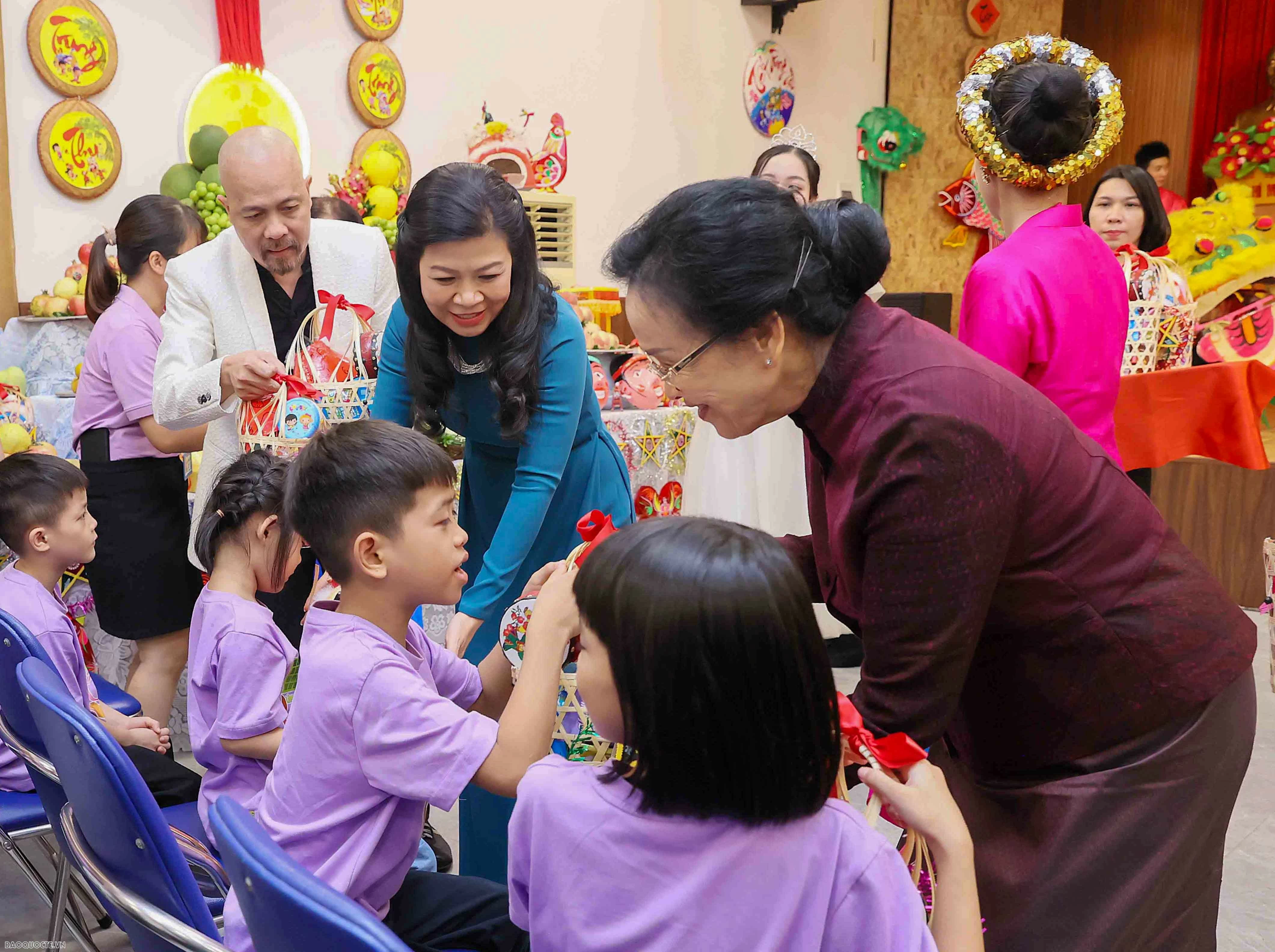 Hai phu nhân Việt Nam và Lào thăm Làng trẻ em Birla