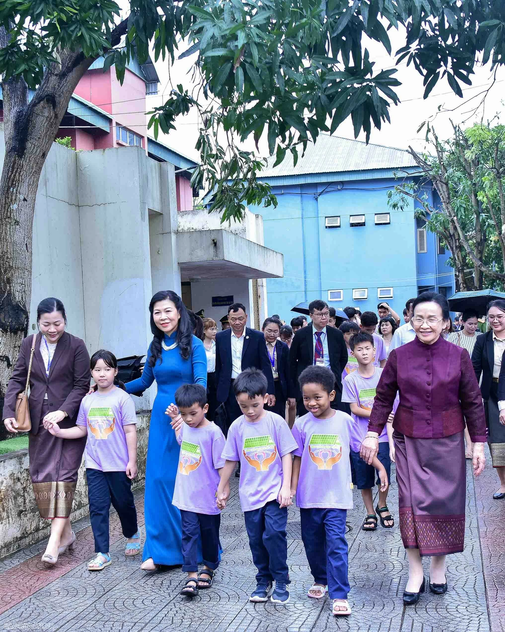 Hai phu nhân Việt Nam và Lào thăm Làng trẻ em Birla