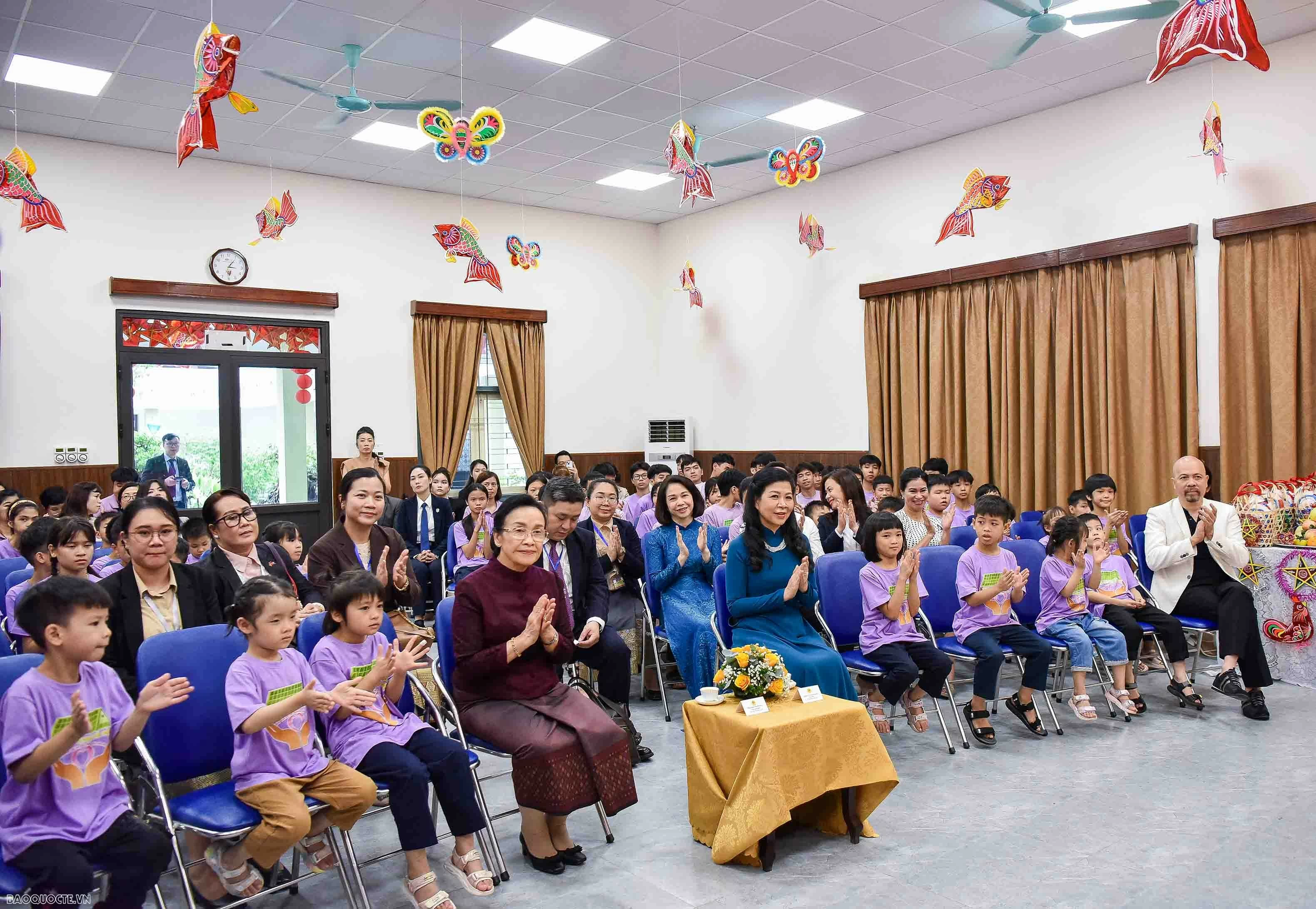 Hai phu nhân Việt Nam và Lào thăm Làng trẻ em Birla