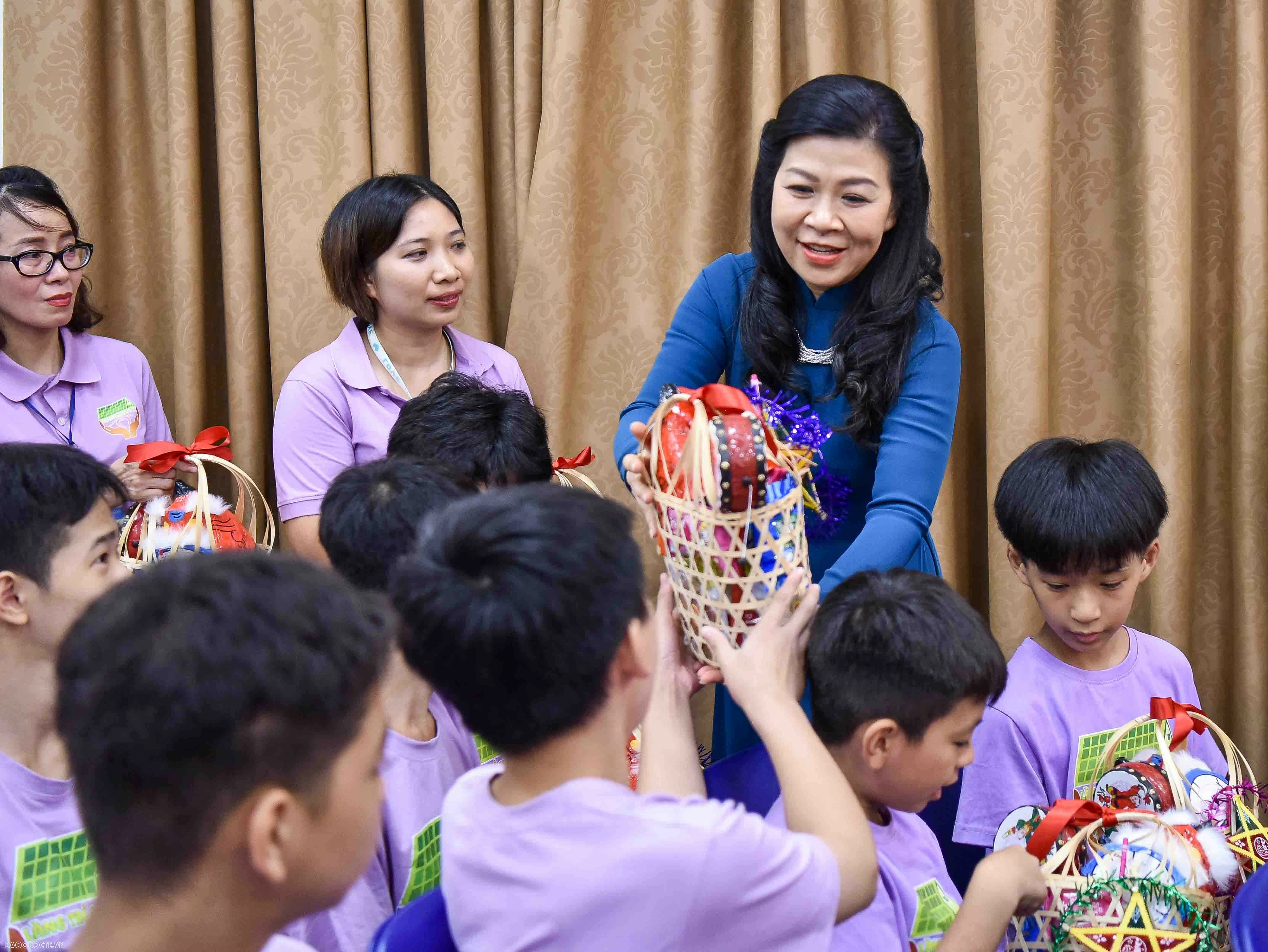 Hai phu nhân Việt Nam và Lào thăm Làng trẻ em Birla