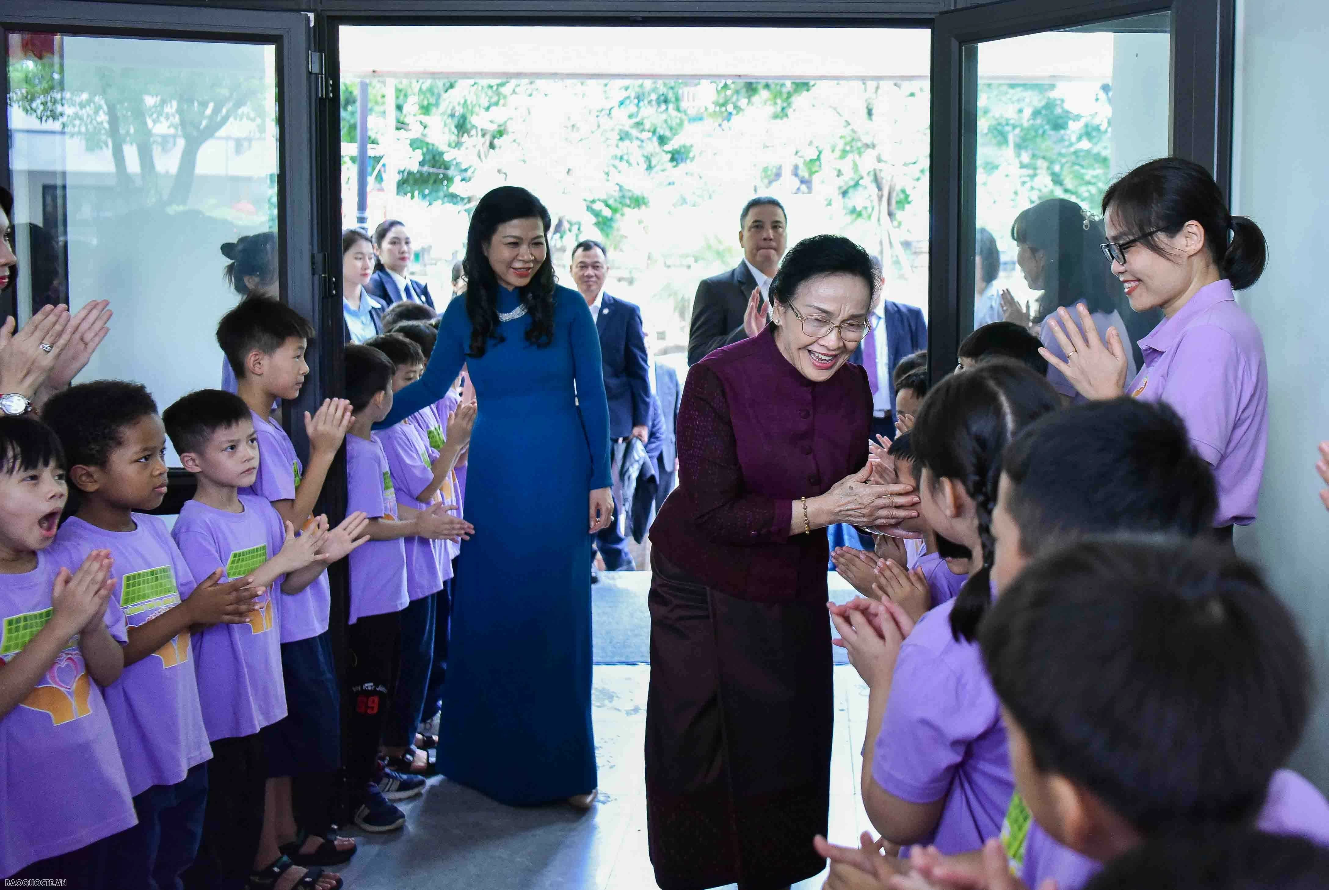 Hai phu nhân Việt Nam và Lào thăm Làng trẻ em Birla