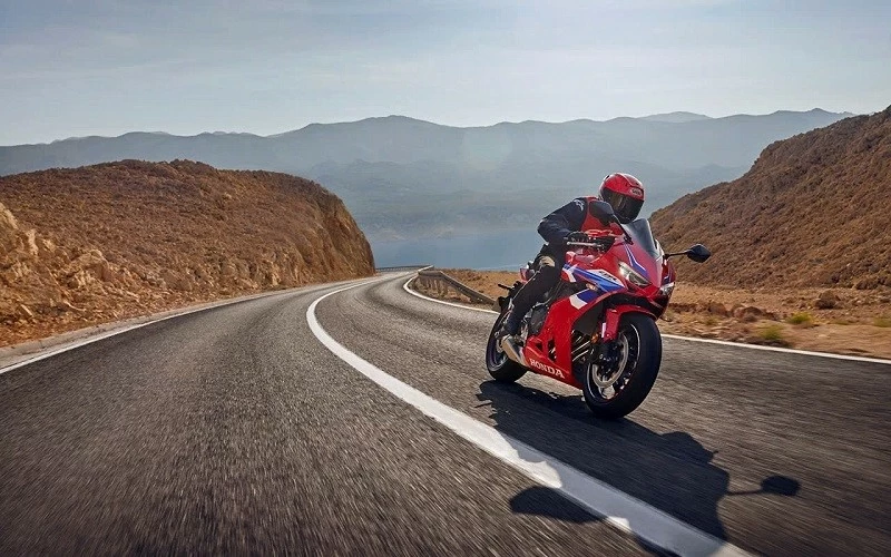 Phiên bản Honda CBR650R 2024 được tinh chỉnh về thiết kế và lần đầu tiên trang bị công nghệ E-Clutch. Phiên bản Honda CBR650R 2024 được tinh chỉnh về thiết kế và lần đầu tiên trang bị công nghệ E-Clutch.