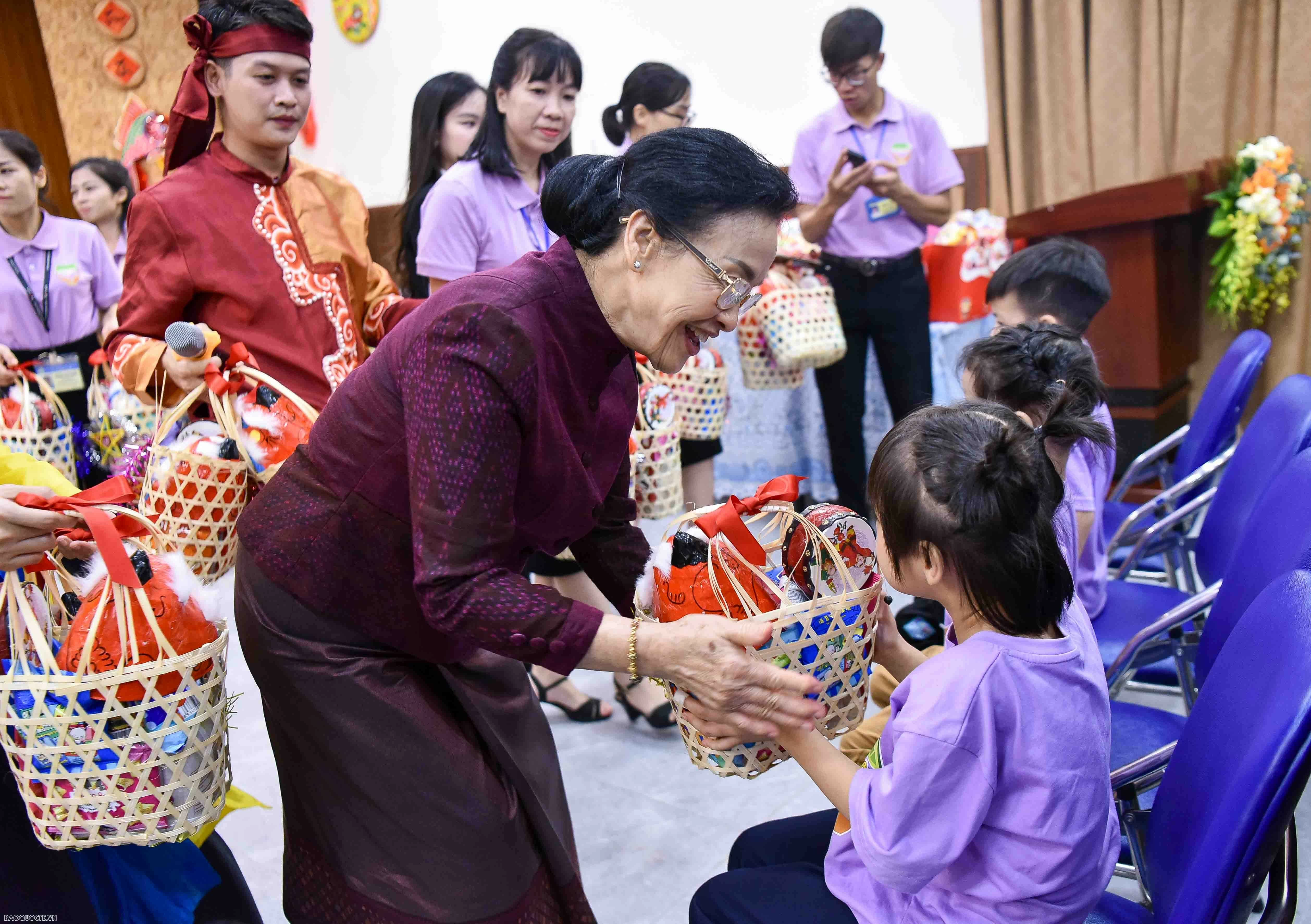 Hai phu nhân Việt Nam và Lào thăm Làng trẻ em Birla