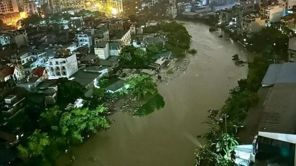 Hà Nội phát lệnh báo động lũ cấp III trên sông Nhuệ, cấm người và phương tiện đi vào cầu Đuống