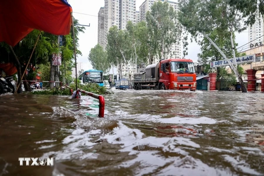 Lũ lụt miền Bắc: Nước sông Hồng dâng cao trên báo động II, nhiều khu vực ở Hà Nội mênh mông nước