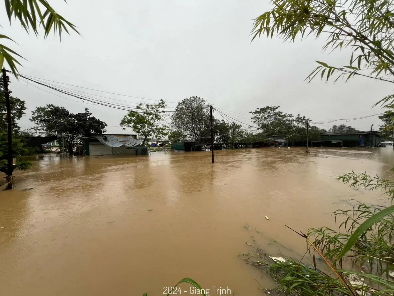 Lũ lụt miền Bắc: Nước sông Hồng dâng cao trên báo động II, nhiều khu vực ở Hà Nội mênh mông nước