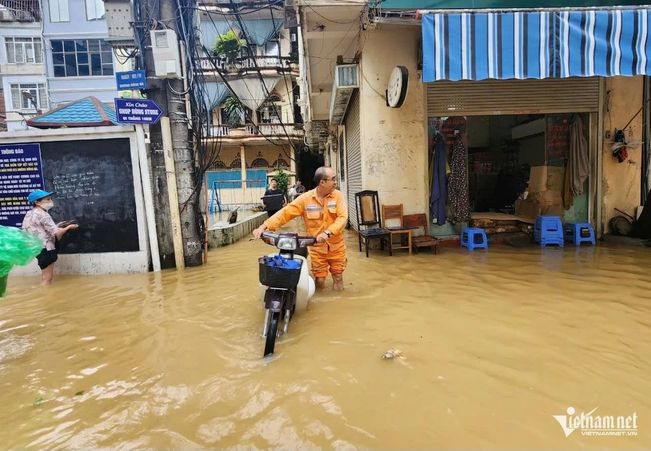 Lũ lụt miền Bắc: Nước sông Hồng dâng cao trên báo động II, nhiều khu vực ở Hà Nội mênh mông nước