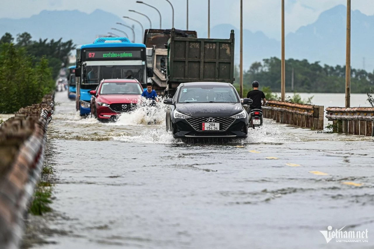 Lũ lụt miền Bắc: Nước sông Hồng dâng cao trên báo động II, nhiều khu vực ở Hà Nội mênh mông nước