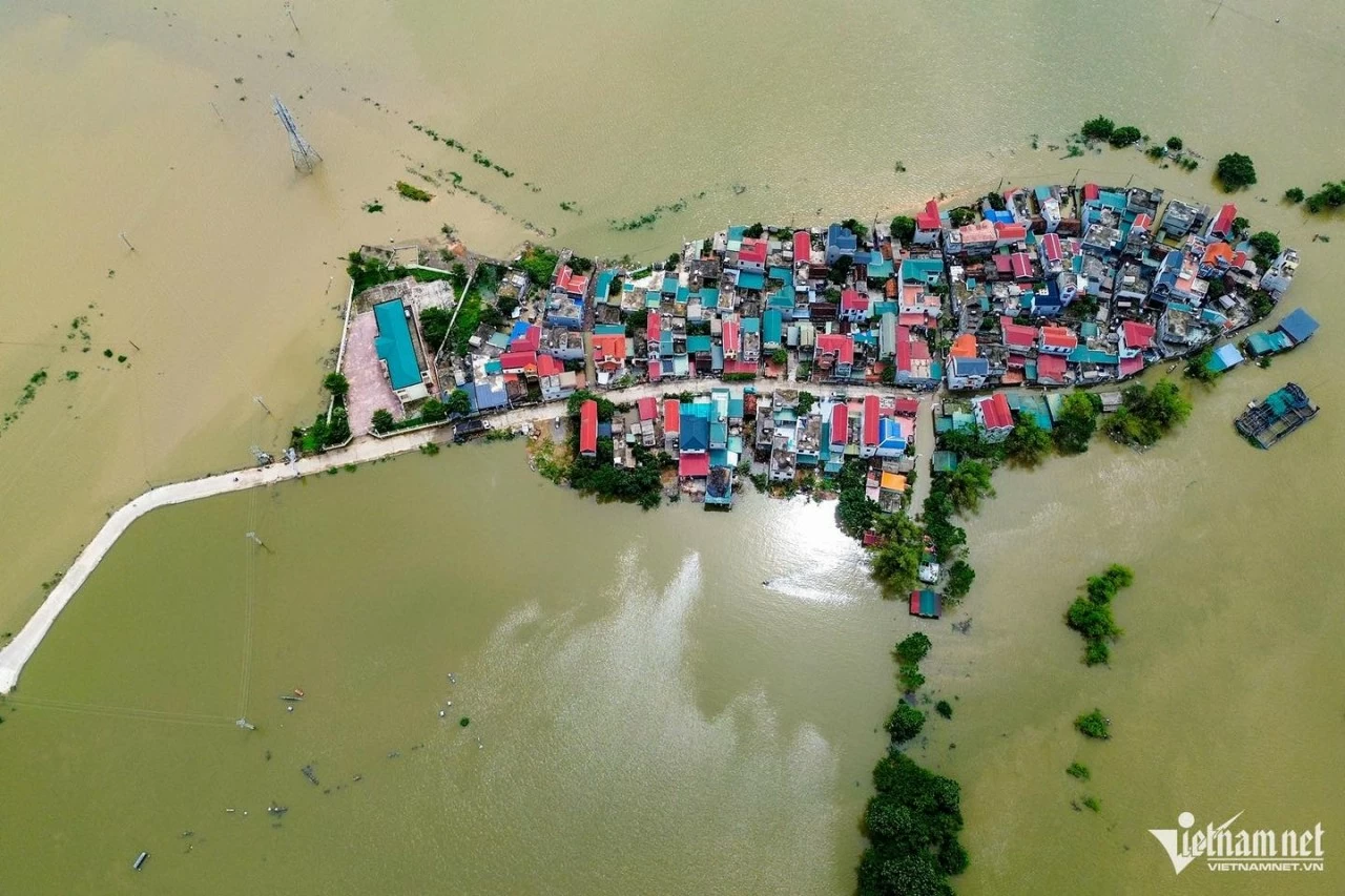 Lũ lụt miền Bắc: Nước sông Hồng dâng cao trên báo động II, nhiều khu vực ở Hà Nội mênh mông nước