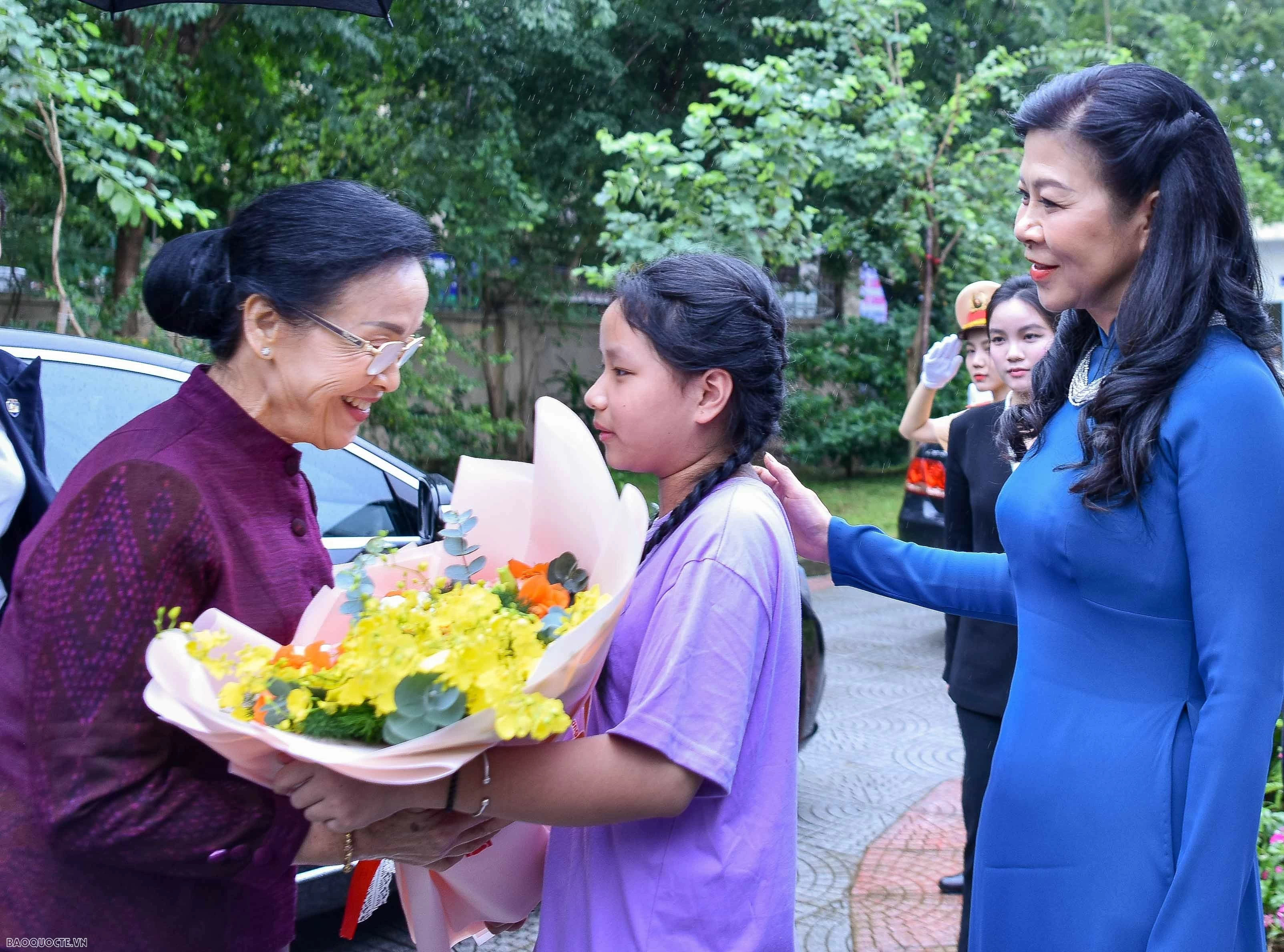 Hai phu nhân Tổng Bí thư, Chủ tịch nước Việt Nam và Lào thăm, tặng quà Trung thu tại Làng trẻ em Birla