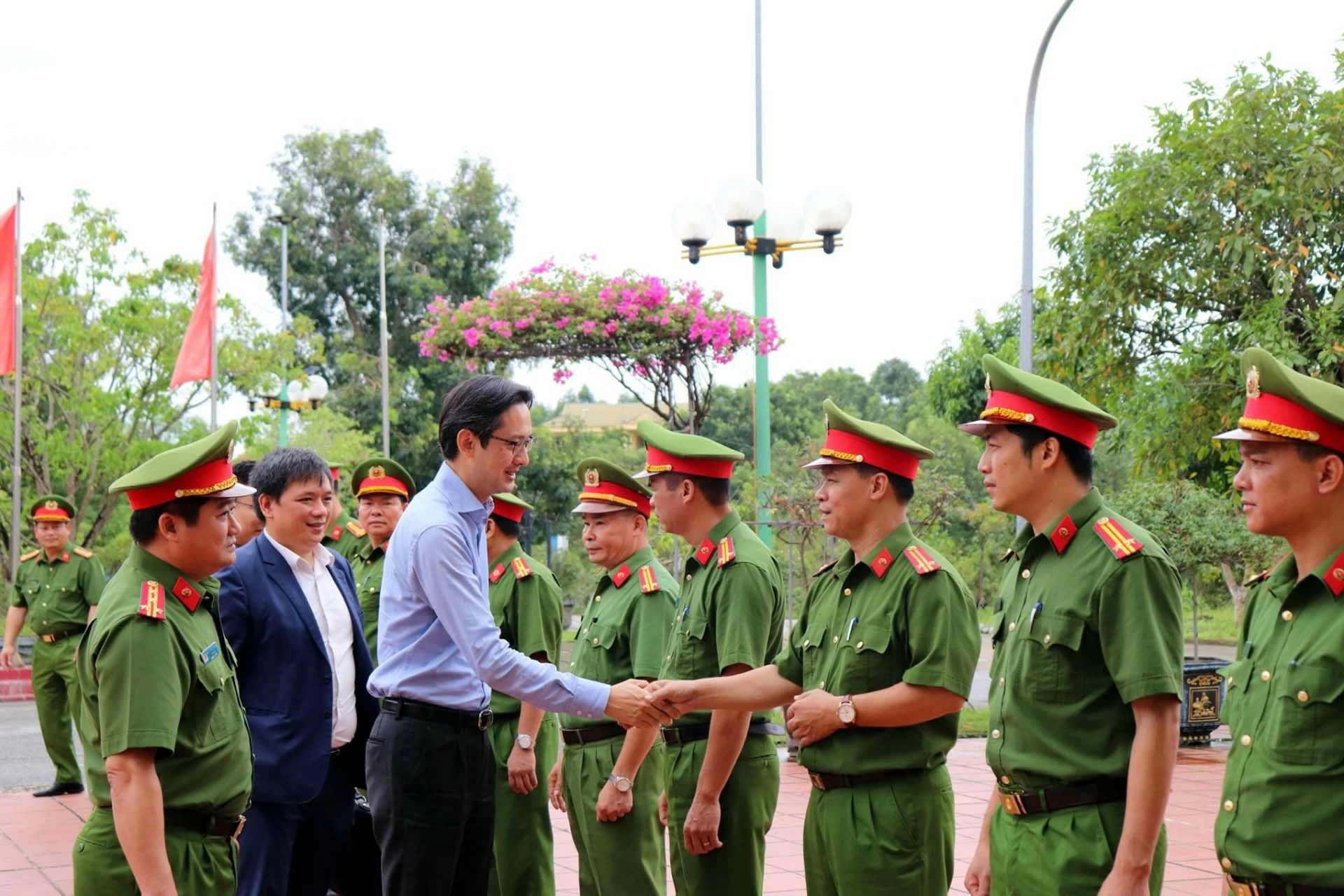 Thứ trưởng Ngoại giao Đỗ Hùng Việt với cán bộ, chiến sĩ trại giam Vĩnh Quang, tỉnh Vĩnh Phúc.