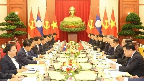 Vietnam, Laos top leaders hold talks in Hanoi