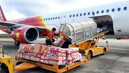 Vietjet supports people in typhoon-stricken, flooded areas