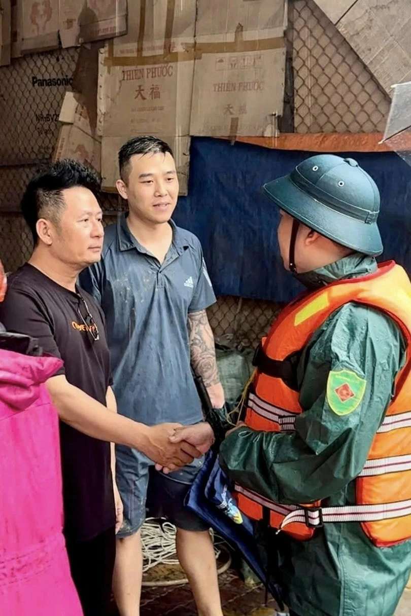 Hình ảnh các nghệ sĩ miền Bắc vượt lũ