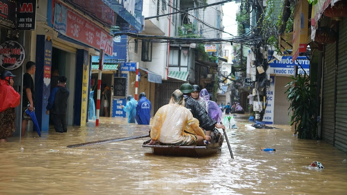 Lũ lụt miền Bắc: Nước sông Hồng dâng cao trên báo động II, nhiều khu vực ở Hà Nội mênh mông nước